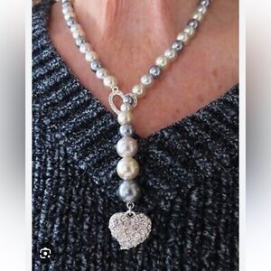 🌷AVON Elegant Silver and Gray Pearl Necklace has marked on back heart NRT)